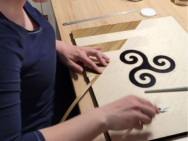 Atelier de marqueterie de paille en bretagne, Nathalie, marqueteuse