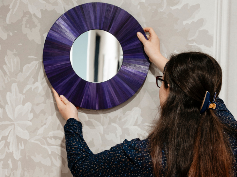 Miroir rond avec de la paille de seigle violette