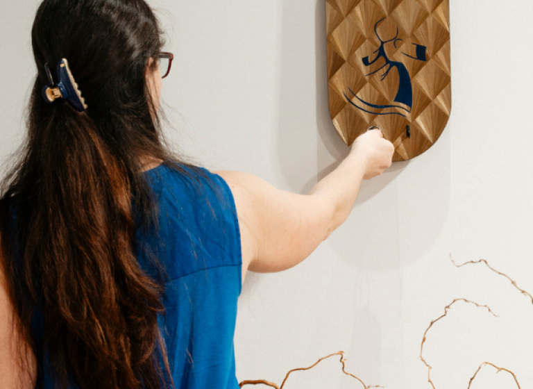 Miroir en marqueterie de paille avec pour motif des soleils en losange et une bretonne qui danse en bleu