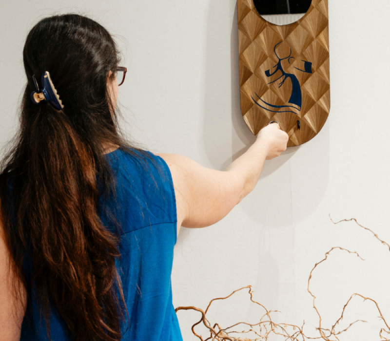 Miroir en marqueterie de paille avec pour motif des soleils en losange et une bretonne qui danse en bleu