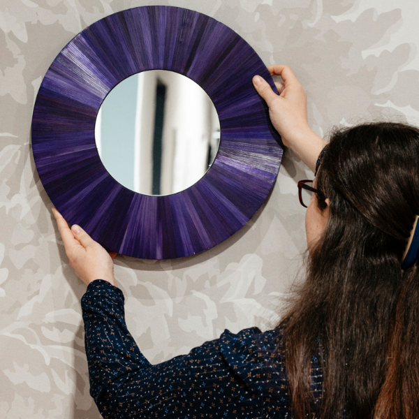 Miroir rond avec de la paille de seigle violette